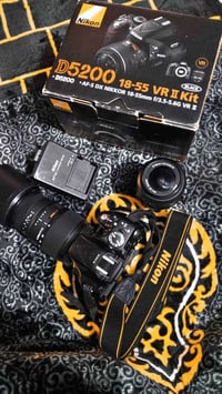 نيكون D5200 كأمره نضيفة او صورتها حلوه  الملحقات  1 بدي  2 حزام 3 بطار...