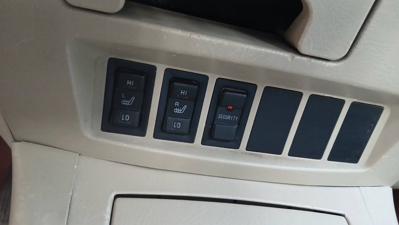 سلام عليكم. تيكو. ٢٠١٢.  مكفوله من الصبغ والتبديل   كير  ميكانيكي جاهزه مكينه كير تبريد حداديه  ماشيه ١١١  فول السعر ٥٥ $ مواصفات  جلد تحكم استيراد  شاشه فتحه سقف   رقم بابل الدولي مكان السياره كربلاء اللاتصال ***********
