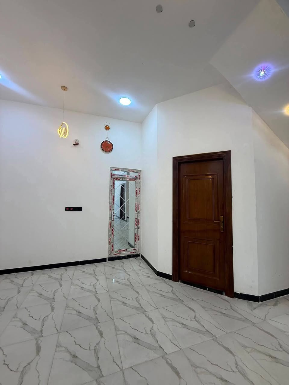 بيت لليجار مساحته ٢٥٠ متر رقم الهاتف ***********
