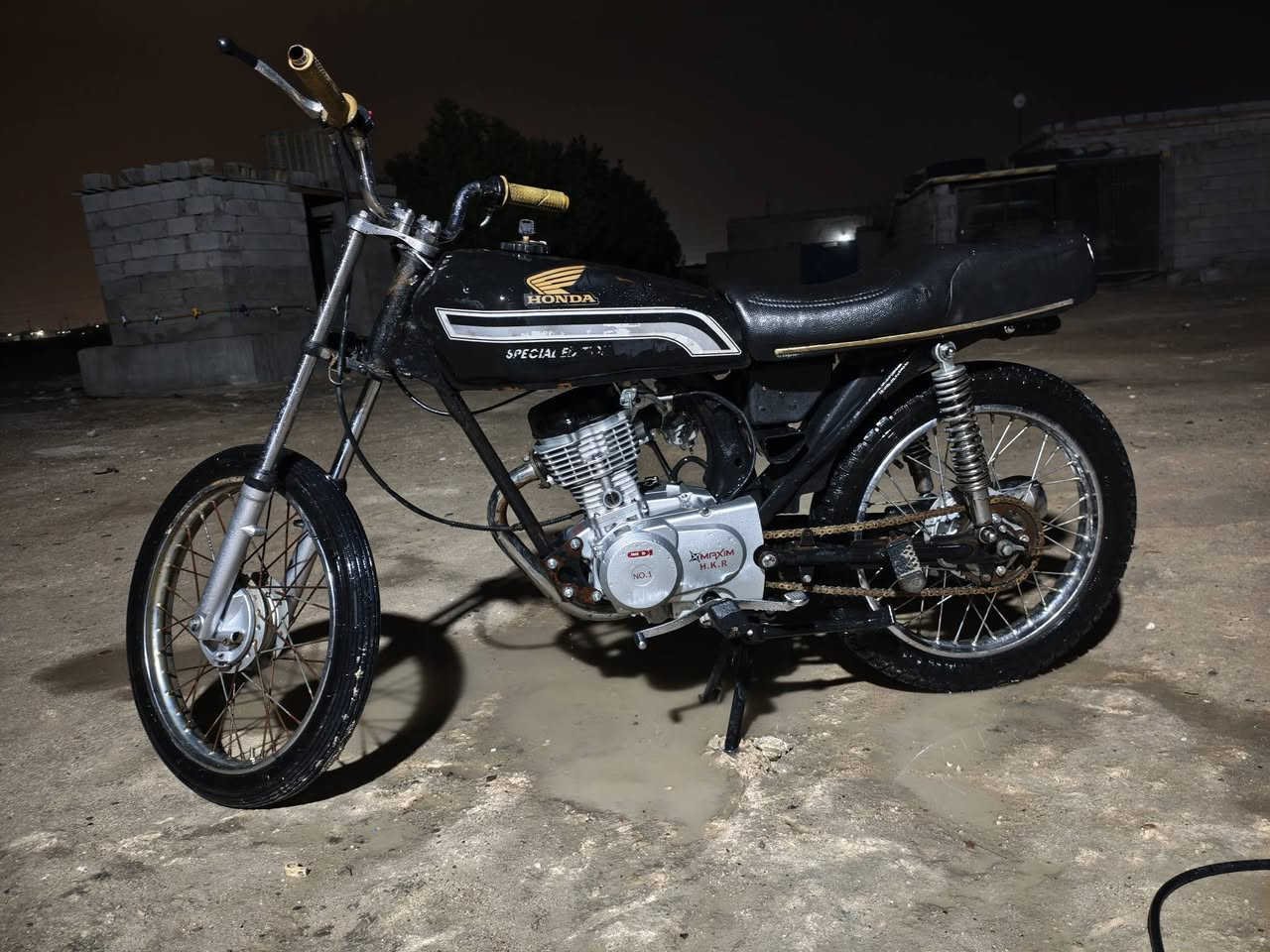 سلام عليكم دراجة للبيع في بصره زبير سعر 425او بيه مجال محرك جديد ما مفتوح الدراجة  كلك مكفوله من سرقه ول مو شراي لا يتعبني رقمي واتس اب او اتصال ***********
