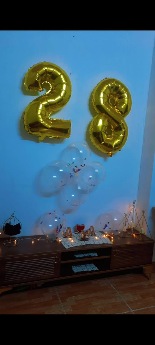 قنفات تفصيل 7 نفر لون ماروني نضيف وياه وجه من نفس نقش و4 كوشات
مع ميز طعام قياس 70,70 وكرسين بلاستيك
 وميز شاشة طول متر وعرض 30 سم
 و3 طاولات متداخلة خشب دبل
  و3 لوحات قياس كبير
وشجرة طول 180 سم قاعدة حديد

كرسي طعام ماركة ايطالي  فيه عدت مستويات وحزام امان
موجودين ب شورش
