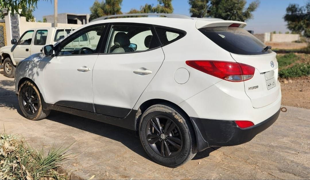 توسان 2013
خليجي 
ماشية 280 الف 
سنوية ساقطة سنة 
تحويل مباشر
محرك وكير مكفولات وضمان
ضرر بنيد وجامرلغ سطحي فقط
وبارد في بعض الأماكن..
للتواصل ***********
