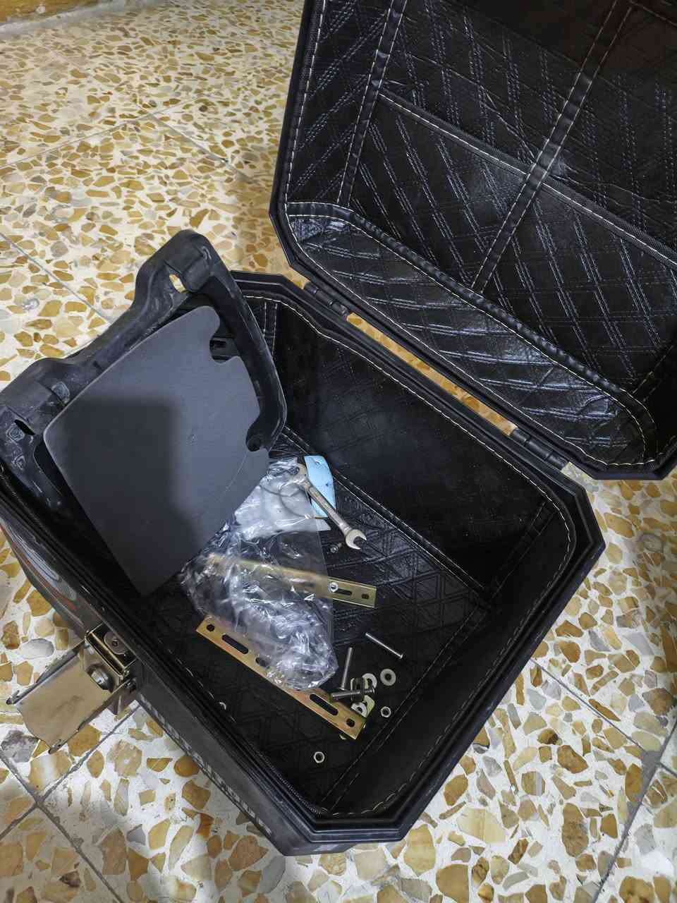 حبايب الصندوك مستخدم سبوعين امانة الله كلش نضيف وغراض كامله والخوذه جدا نضيفه بيش يفيدنكم؟
*********** واتس فقط
