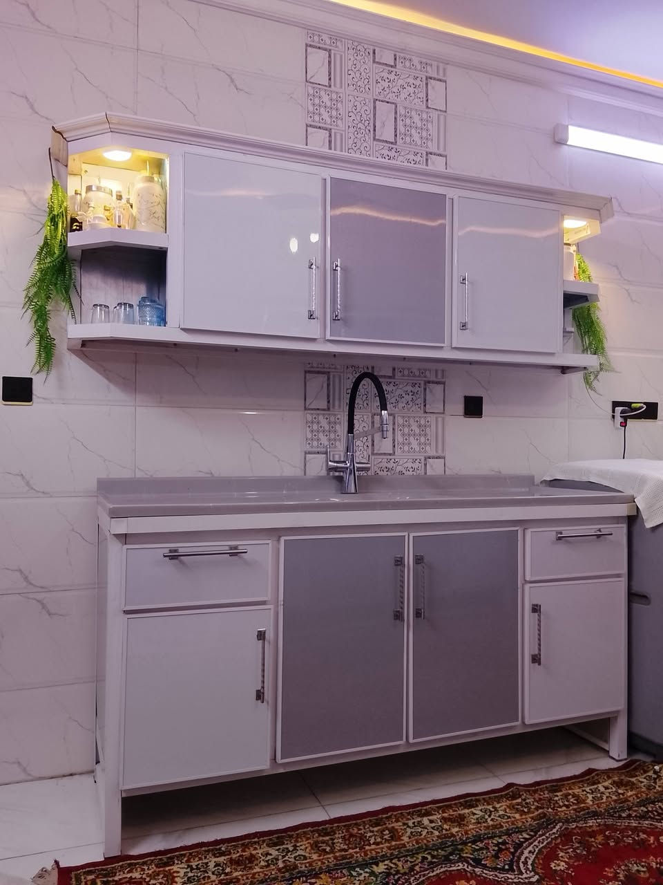 كاونتر أربعة قطع فقط السنك مرمر نظيف جداً وتفصال درجه اولى المكان بغداد الشعب الرقم ***********
