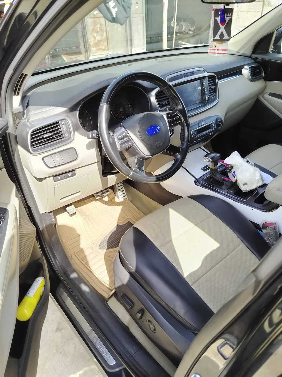 سلام عليكم سورنتو ٢٠ خليجي معروف مواصفاتهه ٦سلندر سابقا مكفول هسه صار بيهه هاي الشخوط موضحه بل صوره وشويه بارد فوك لدواسه يعني واضحه السعر ٢٤٠وبيهه مجال الي ميشتري لا يتعبني وتعبه عجبك اتصل ماعجب اعبر المنشور رقم التليفون ***********ملاحضه السيارة ماشيه ٧٤حقيقي مكاني الطيفيه غير متواجد على الفيس
