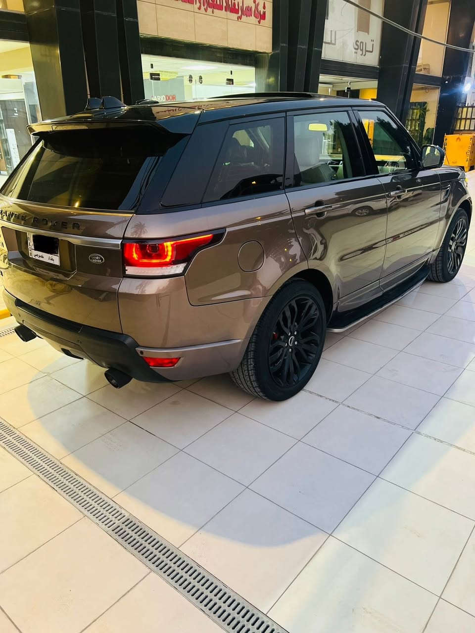 سلام عليكم
رانج روفر 2014 سبورت 
وارد الماني ضمان دولي بدون حادث فقط صبغ دعاميات وشبر بين الباب والجاملغ الخلفي 
مواصفات 
شاشة جبيره 
كامرة 
بيبان شفط
جكات 
بجم زنون دينامك
ثلاجه
كشنات جلد 
رادرات جانبيه
بانورما 
6 سلندر 
رقم بغداد هزة جديدة بدون نقوصات بدون اي مسج 
العنوان بغداد اليرموك 
***********
