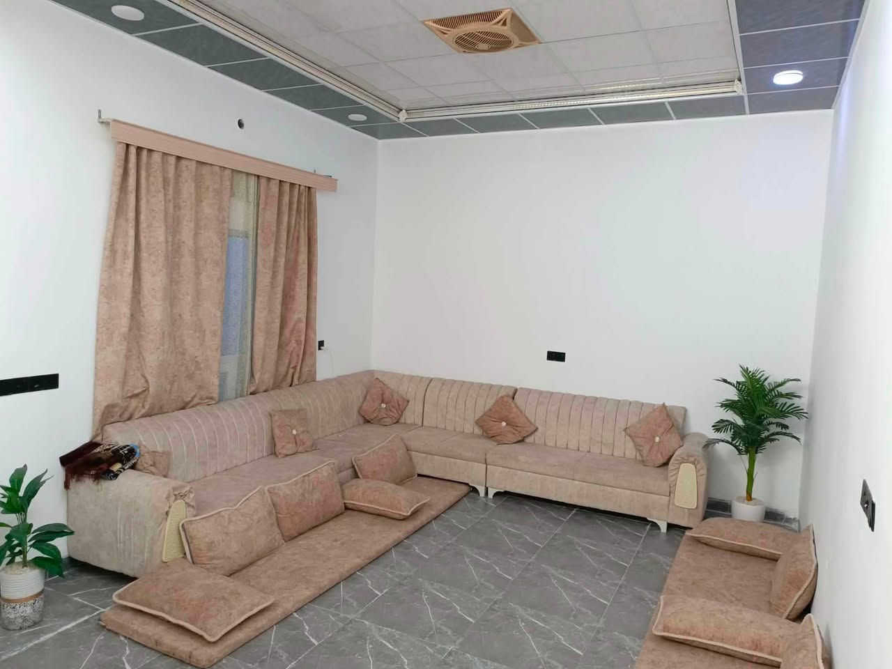 السلام عليكم
يوجد بيت للبيع في حي الاطباء الفرع الثاني 

خدمات كامله

 

بناء حديث وخريطه حديثه نظام مناور 

مساحه 250 متر وهاذا خارجو وموجود فديو من داخل البيت 

#ملاحظه بي طاقه شمسيه 8 نهاري و6 ليلي 

والكاونتر هم وياا البيت  هديه

واذا الأثاث كامله كلشي وسعرو هم يرهم مع البيت

***********

للأستفسار اكثر

