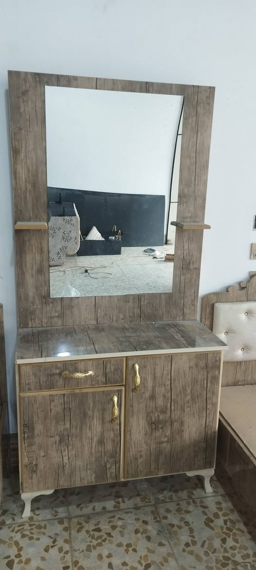 غرفة شبابية 6 قطع  الكنتور 4 ابواب مع سريرين 
للاستفسار ***********
