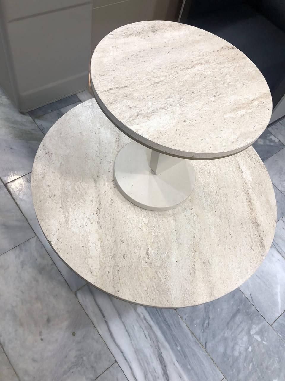 مكتب كامل للبيع
ميز مكتب عرض 180 زاويه سعره 550
كرسي مدير سعر 90 
تخم 4 مقاعد جلد سعره 400
طبلات وسطيه عدد 2 سعر 150
رفوف mdf قياس 120 في 270 سعر 250
رف 50 في 200 سعره 60 

التواصل عل رقم ***********
او خاص 
بيع مستعجل
