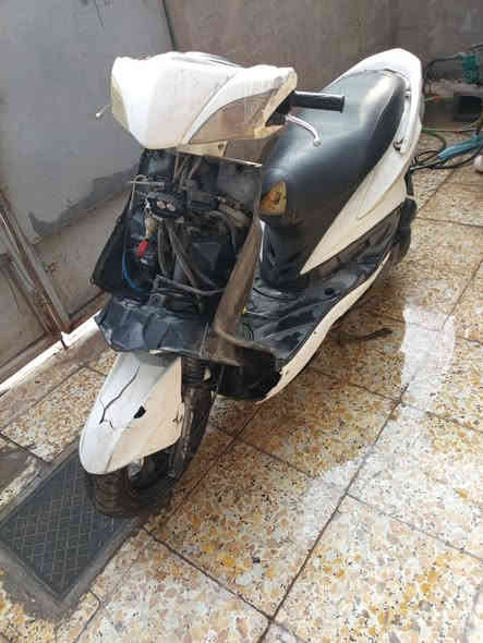 السلام عليكم
سكنس فحل شغالة نگرة اتيرات جدد و كهربائياتهه كلهه شغاله فيشهه كلهه جديده ما بيهن قطع نقص بس الكفر الامامي 
الايت الامامي موجود 
دراجه نضيفه كلش 
السعر 350 
***********
