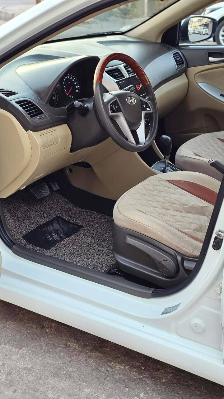 السلام عليكم 
هونداي اكسنت خليجي 
موديل 2015 تحويل ثاني يوم
محرك 1600ما مفتوح 
كفاله ضربه وصبغ وتبديل 
ماشيه 97 KM  
فول موصفات 
عنوان بصره 
السعر 116 وبيها مجال لشراي 
رقم الهاتف ***********
