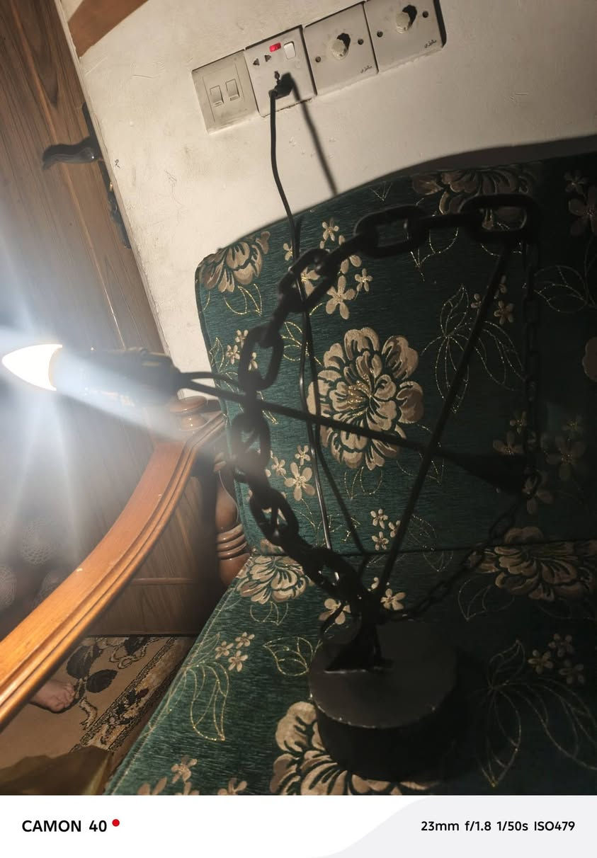 أضف لمسة من القوة والإبداع لمكتبك أو غرفتك مع هذه القطعة الفريدة! 🏹💡 تواصل معي وتساب ***********
​التصميم: أباجورة بتصميم هندسي يجسد "القوس والسهم" مصنوعة من سلاسل حديدية صلبة بأسلوب الـ Vintage Industrial. السعر 35الف مع التوصيل
​المواد: حديد مطلي بالأسود المطفي (Matte Black) مع قاعدة متينة وتفاصيل ذهبية فاخرة عند بيت المصباح.
​الاستخدام: مثالية للمكاتب، غرف المعيشة، أو كهدية مميزة جداً لأصحاب الذوق الرفيع.
