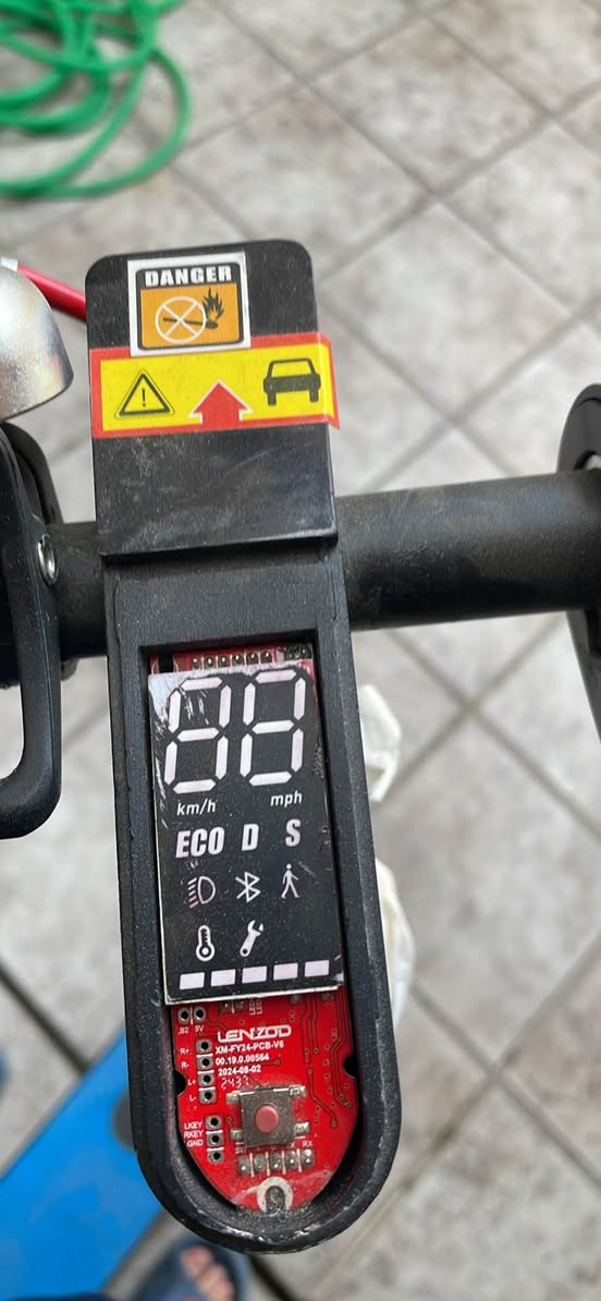 سكوتر جديد بس بي نقص  جاملغ أمامي وخلفي تخم تايرات جديده وبي مجال مكاني بغداد حي الجامعه الرقم*********** السعر ٣٩٠ وبي مجال لخاطر الطيبين Colombo, Sri Lanka
