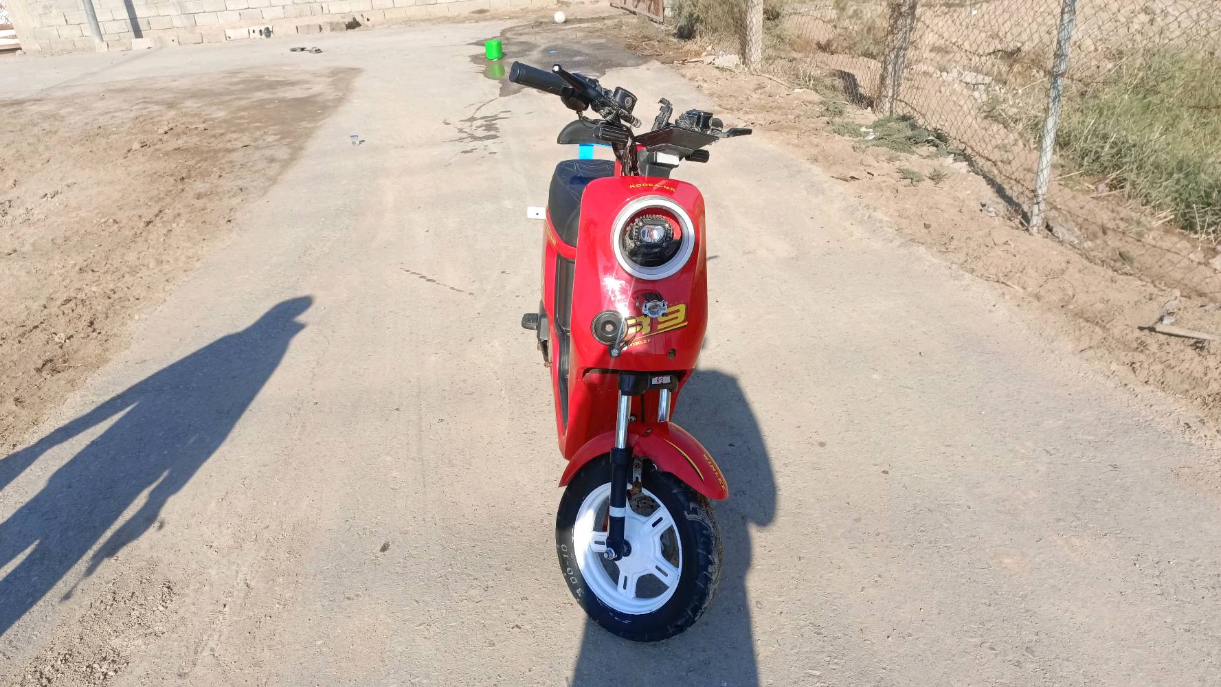 السلام عليكم دراجه شحن R9للبـيع نظيفه بيهه اكبربطاريات بلسوگ+سكليتر جديد+تايرخلفي جديد الدراجه كامله من شاحنه و سله وتچوه سوده +امرايات نقصهه بس مدگر وره فقط والسعر (400) عنوان بصره الزريجي النزله البرازيليه الرقم *********** بي واتساب