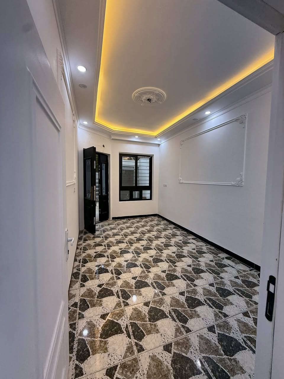 دار البيع تكريت حي التجنيد
مساحة ١٠٠ متر واجة ٥ نزال ٢٠ متر
البيت طابقين على حديقة 
٣ غرف نوم 
٣ مجموعات صحية
صالة واستقبال ومطبخ وكراج
السعر ١١٨ مليون وبي مجال
للاتصال ***********
مكتب يوسف للعقار
