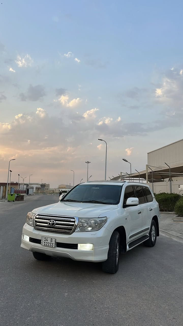 السلام عليكم لاندكروز 2009
السياره بيه 3 قطع كلير بدون ضربه والقماره مكشره السياره نظيفه وحلوه ورقمها حلو ومميز 
السياره جاهزه تخم تايرات جديد 
مكينه وكير جديدات 
المكان حي الجامعه البصره الرقم ***********
السعر 270 وبيه مجال وتدلل
