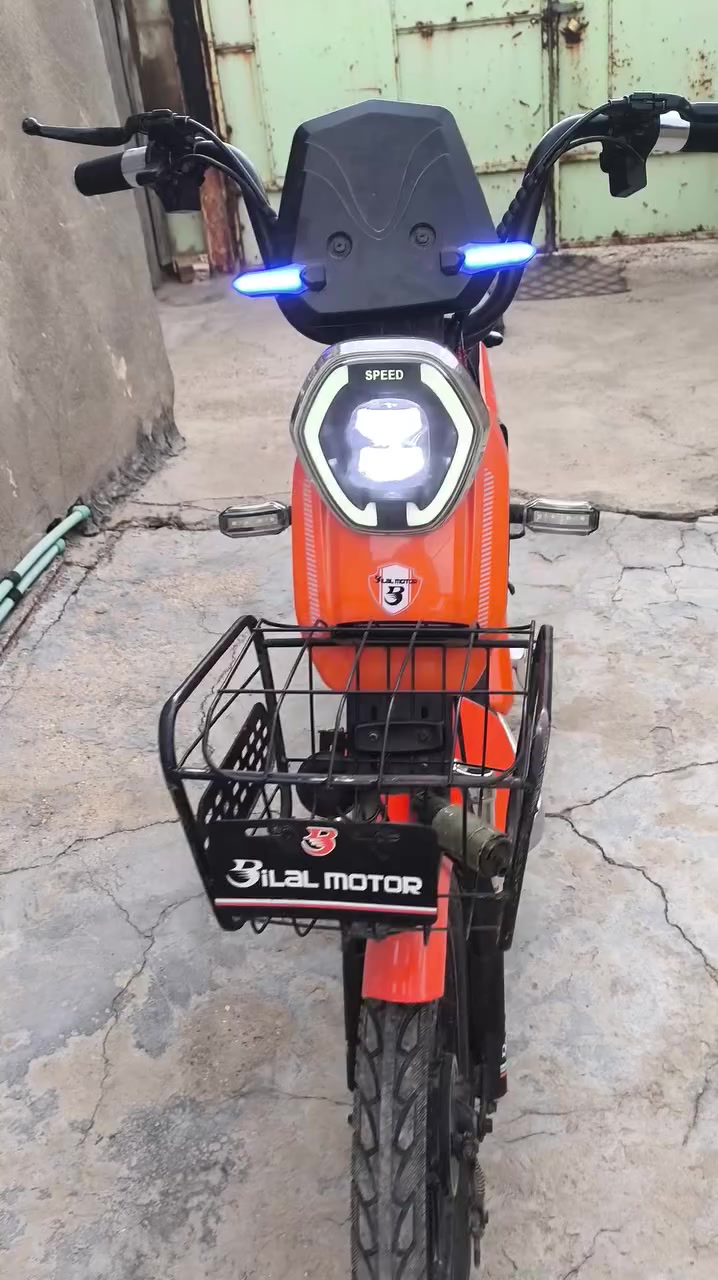 السلام عليكم
اخوان دراجه شحن حجم 20
دراجه لايت زنون بك لايت 
دراجه اربع سرع
دراجه خير من الله 
السعر ب 350وبي مجال 
رقمي ***********
وفيس هم موجود واتساب هم
