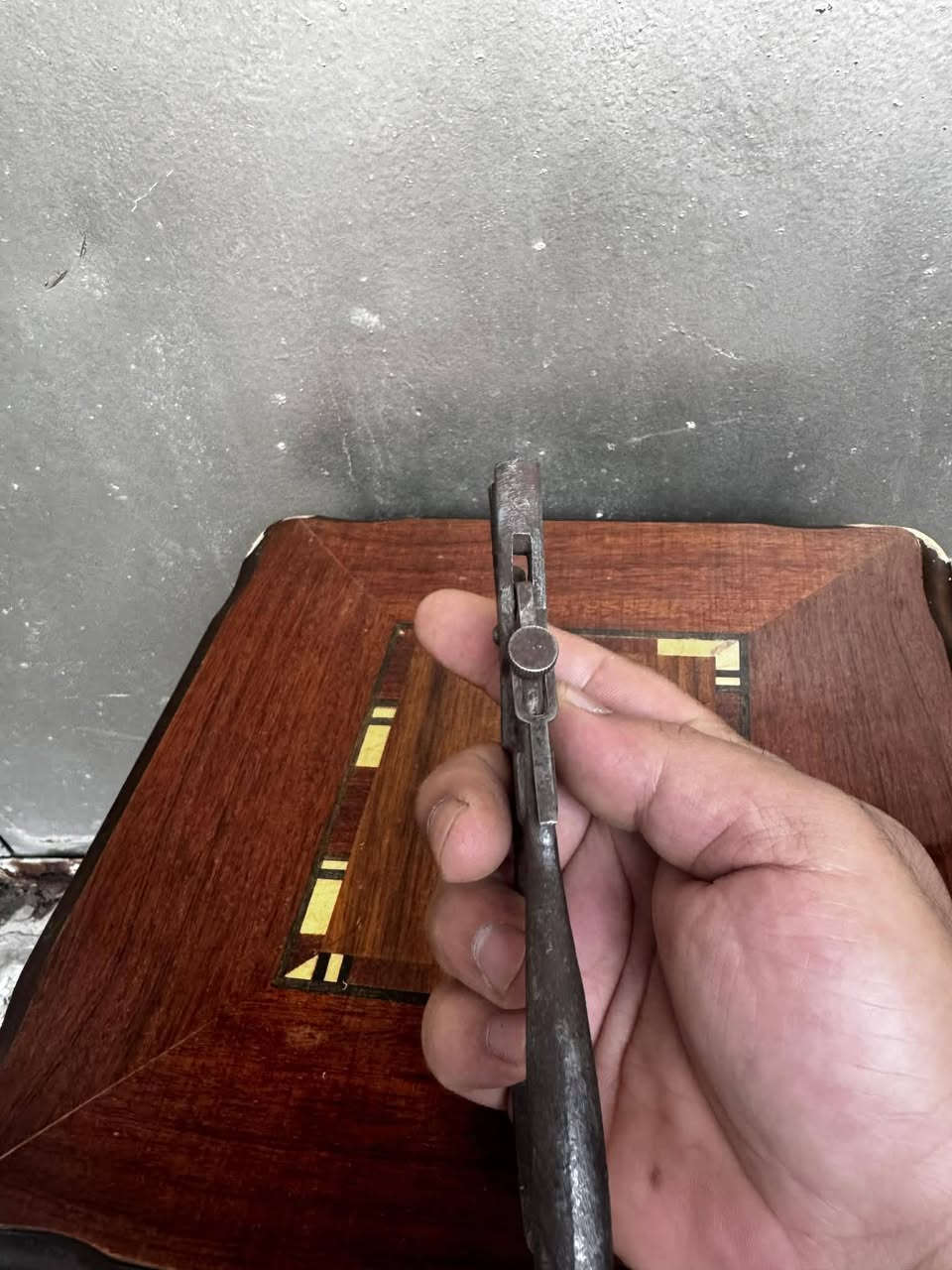 اداة قديمة انتيك صناعة الثلاثينات تستعمل لتجفيت اسنان المنشار سعرها على المواقع عالي اني بيعها الك 25 الف سعر نهائي مكاني بغداد *********** يوجد توصيل
