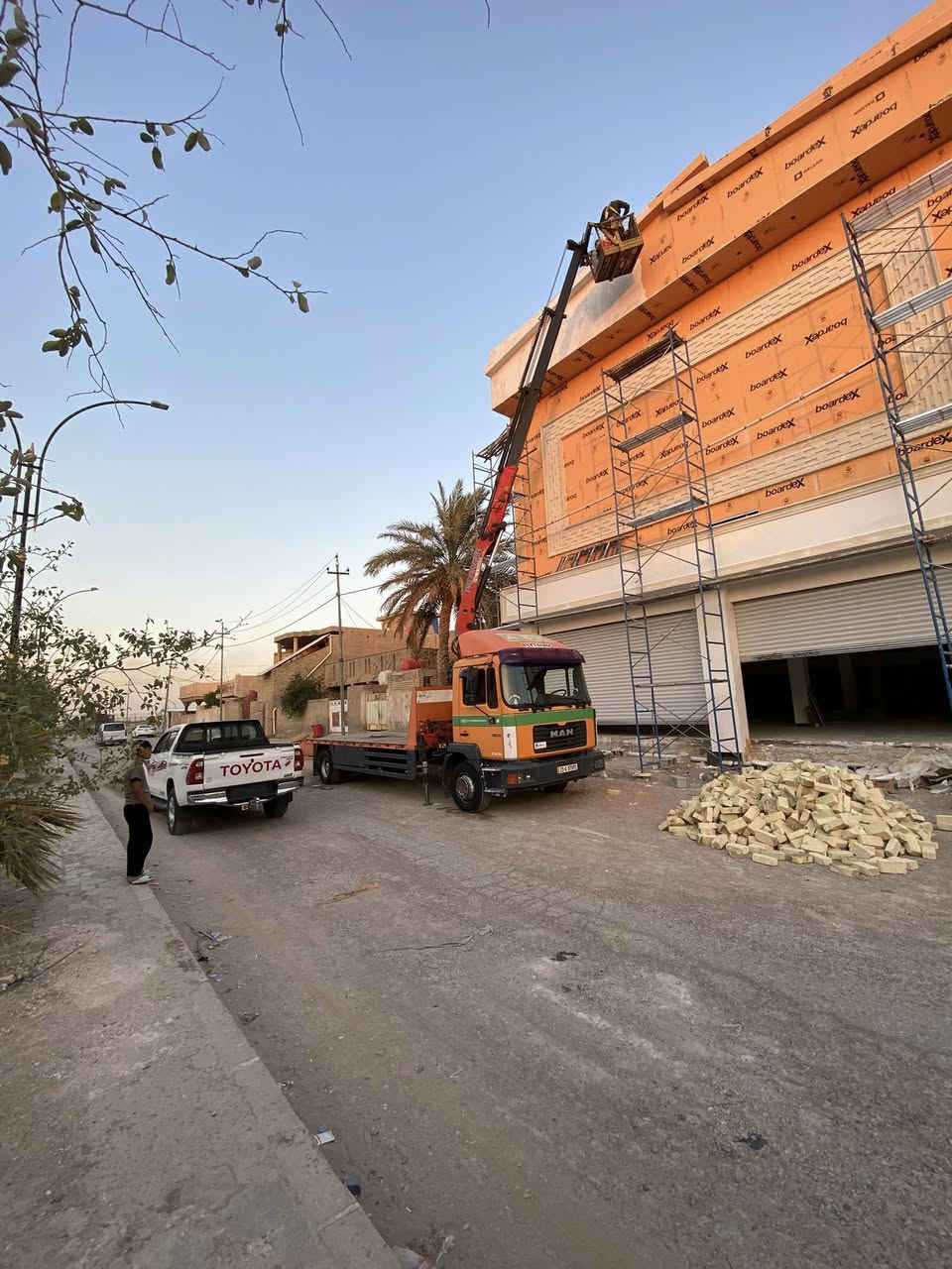 سلام عليكم مان 2001سياره حلوه وخير من الله تخم تاير كير جديد مكينه لاتنقيص لاتبخير جاهزه من ايدك للعمل كرين بافنكر حجم 13000او 5طن 3سلايت  رجلين هودرليك اتصل باقي المعلومات ***********   
***********
