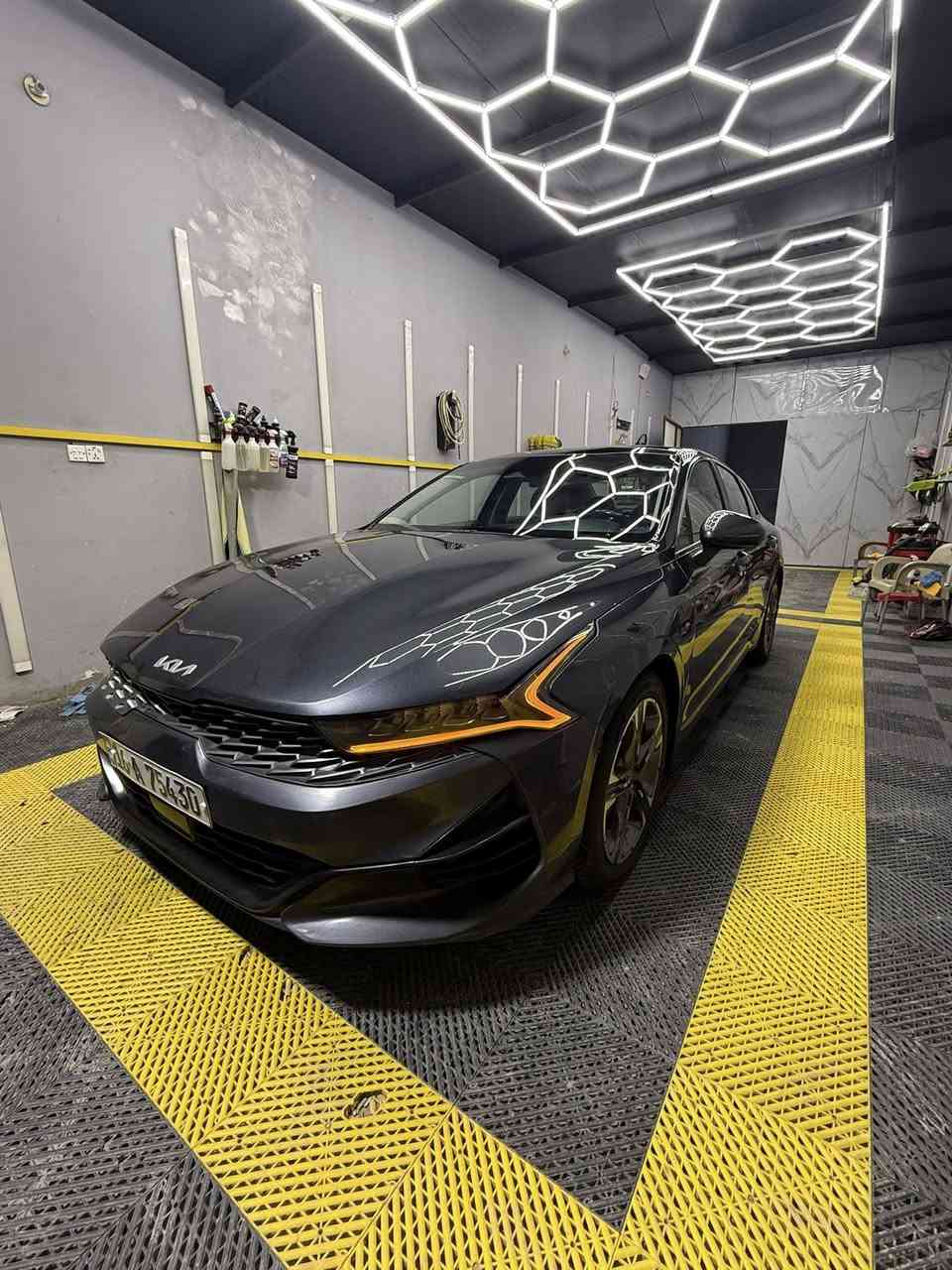 ‏-
‏
‏2022  KIA K5, EX 
‏
‏•الرقم: قادسيه معوقين (بشرط وكاله ) 
‏
‏
‏ضرر قطعة وحده جاملغ امامي تبديل بدون دواخل او شواصي 
‏
‏•المواصفات :
‏
‏▪️السيارة: #كيا K5 EX 
‏
‏▪️الموديل: 2022
‏
‏المحرك: 1.6L توربو (اربعة سلندر)
‏
‏▪️العداد: 83 الف كم 
‏
‏▪️حجم الويل: ويل كب حجم 19 
‏
‏▪️لايتات زينون اربع عدسات مع حاجب LED مع اشارة LED
‏
‏▪️بصمات عدد 2 للأبواب مع بصمة تشغيل وتشغيل عن بعد
‏
‏▪️قمارة بانوراما
‏
‏▪️نظام 5 كامرات
‏
‏▪️رادار امامي مانع تصادم
‏
‏▪️حساس امامي
‏
‏▪️حساس خلفي
‏
‏▪️رادار جانبي (نقاط عمياء) بالمرايا الجانبية
‏
‏▪️شاحن لاسلكي
‏
‏▪️اشاير بالمرايا الجانبية
‏
‏▪️مرايا شفط
‏
‏▪️مرايا قلاب
‏
‏▪️كامرة خلفية دوارة اصل مع الستيرن
‏
‏▪️شاشة الدشبول حجم كبير للتحكم بأيعازات السيارة
‏
‏▪️كشنات السيارة جلد lبيض
‏
‏▪️گشن ذاكرة (خزن ميموري) لكرسي السائق
‏
‏▪️تحكم فول كهرباء لكرسي السائق والراكب
‏
‏▪️تدفئة وتبريد للگشنات الأمامية
‏
‏▪️تبريد قطعتين امامي وخلفي
‏
‏▪️خمسة وضعيات للقيادة
‏
‏▪️تشغيل عن بعد
‏
‏▪️سستم صوت BOSE بواقع 12 سماعة في المركبة
‏
‏▪️سايد بريك دگمة
‏
‏▪️تحكم ستيرن جهتين بلوتوث وحاكية وكروس سرعة وتحكم صوت 
‏
‏▪️نظام ABS مانع انزلاق
‏•سياره جاهزه من مكينه وكير وحداديه تبريد بنسبه ١٠٠٪
‏
‏▪️السيارة فئة EX فول اعلى فئه 
‏
‏السعر 165    ورقة 
‏
‏للاستفسار :-
‏
***********‏
‏
‏واتساب متوفر او الاتصال عالرقم 
‏
‏الديوانية _مركز المدينه
‏
‏
‏
