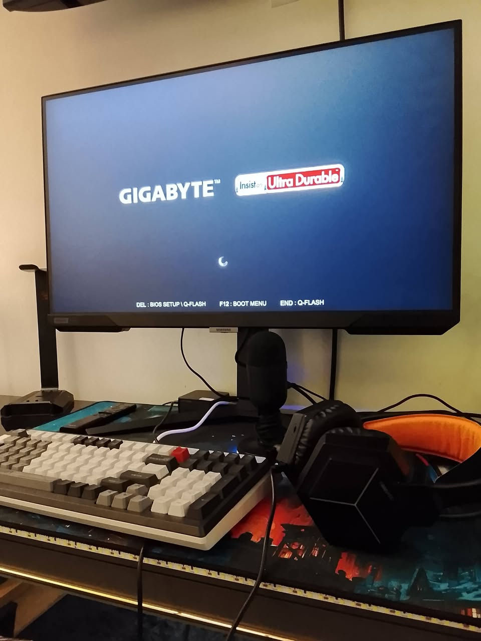 سلام عليكم بيسي للبيع
كارت شاشه 4070 SURE 
رامات 32 
مزود كافه 650 
ذاكره واحد تيره 
مذر بورد B650
مبرد هوائيا 
كيس من شركه ALEXANDER WEISE ست مراوح 
شاشه من سامسونج تجي 240 هيرتز  سعره 180 الف 
تجي وياه ماوس باد او ستاند سماعه او ماوس او كيبورد هديه سعر البيسي مليون او 700 او بيه مجال لل تواصل ***********
