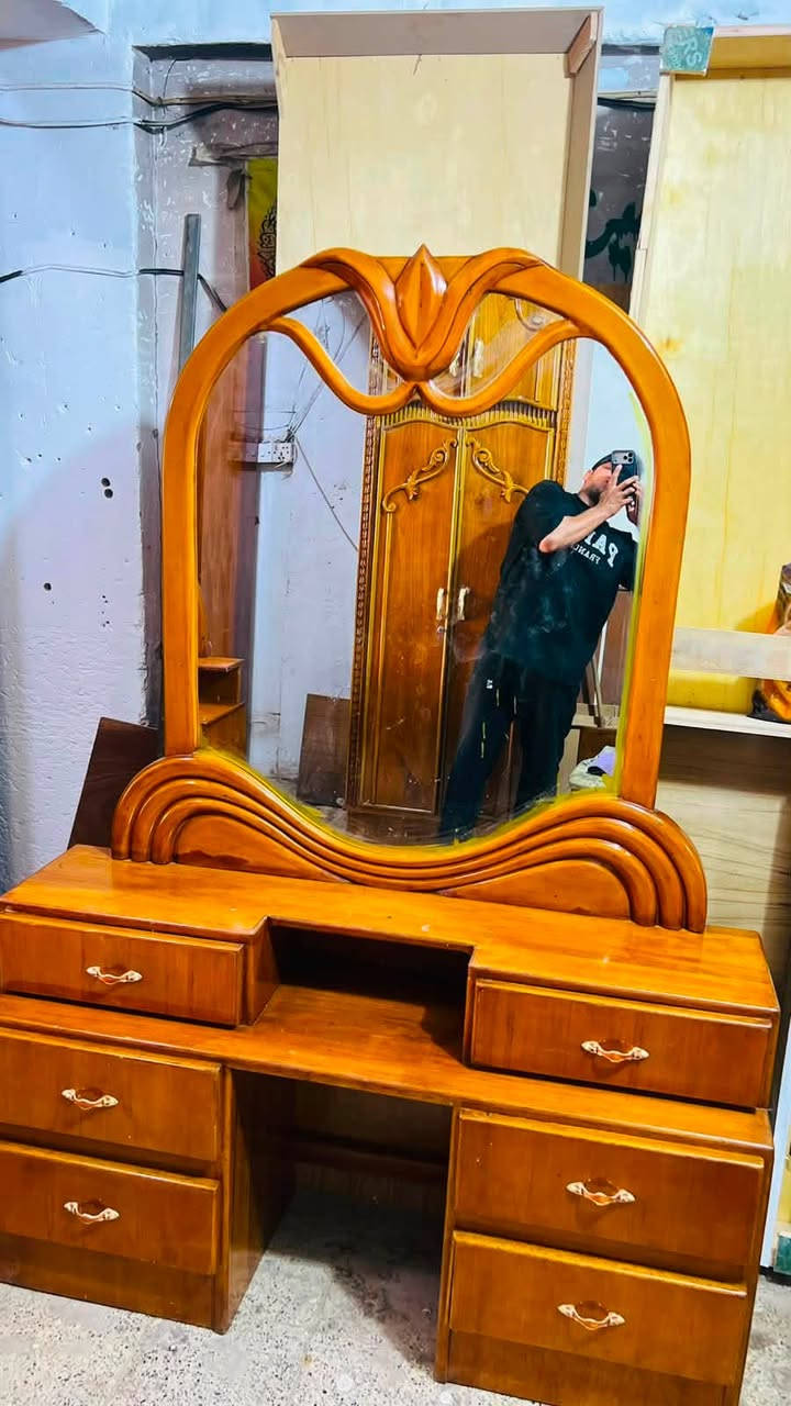 السلام عليكم غرفة عراقية ناعمة ٥ ابواب ونظيفة كما موضح بالصور وبسعر مناسب اي استفسار ع الخاص او واتساب***********
