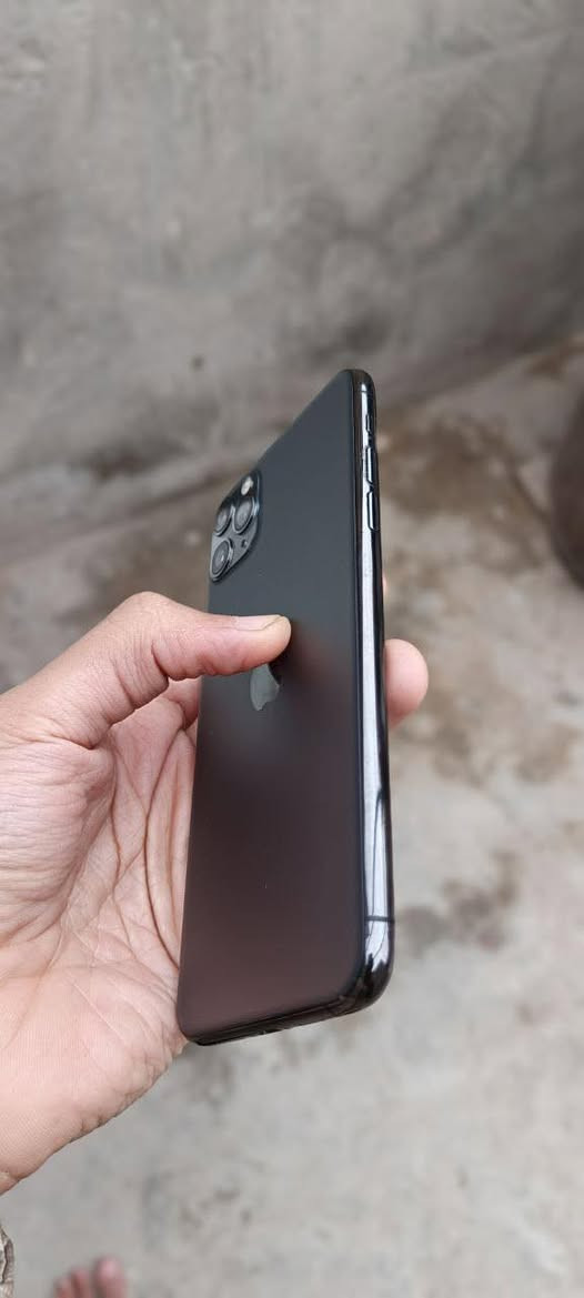 ايفون 11 برو ماكس ذاكره 256 ملحقات كــارتونه فقط مكاني نجف توصيل ماعندي بطاريه 74 صرف طبيعي حاله حال كل ايفون تاخذه ع فحص استخدام شخصي سعر 400 
مراسله واتساب ***********
