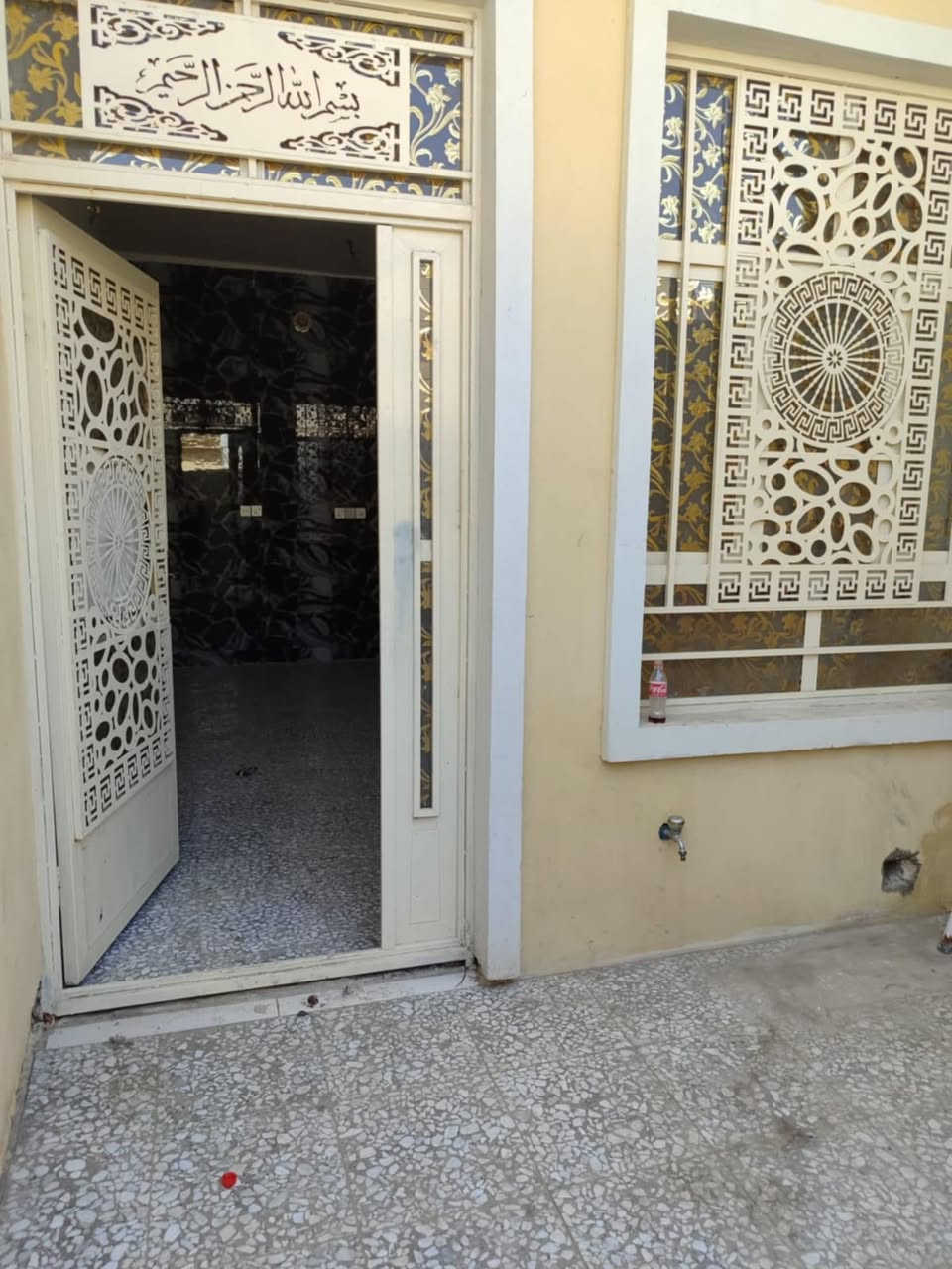 بيت البيع مساحه خمسه وسبعين المكان مقابيل أفران فستقه دور شرطه رقم ***********
