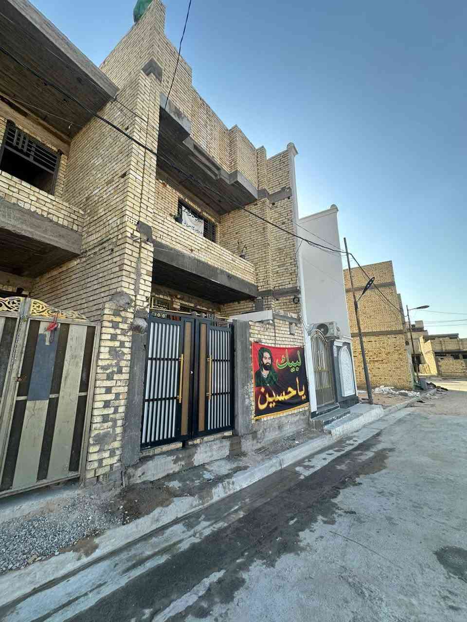 سلام عليكم بيت لبيع مساحته ١٠٠ متره كامل بس باقي طابق ثاني بياض ورضيت لبيت ولباقي كلشي كامل بيه عله شارع العام ماكو مقابلك بيوت مربع جديد بضهر ملعب شهيد على هادي سعره ١٣٠ وبيه مجال شراي تصل وتدلل *********** لما يعجبه لايعلق لن بيت موقع (منطقة حي الكوفه)
