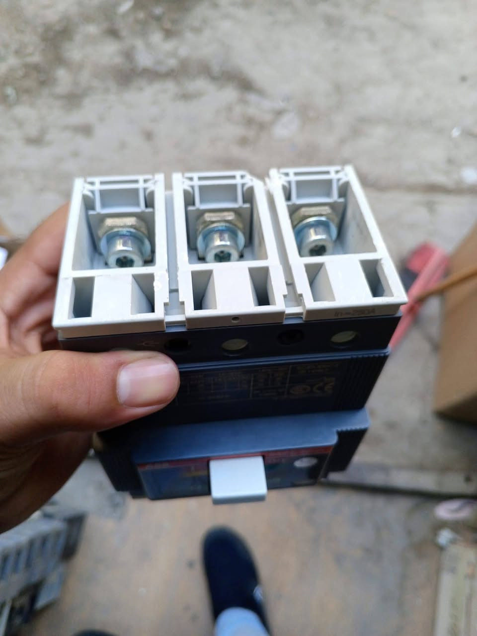 يوجد لدينا قواطع و كونكترات ثلاثي 
اصلي باله ABB
العنوان بغداد عكد النصارى 
يوجد خدمه توصيل 
***********
