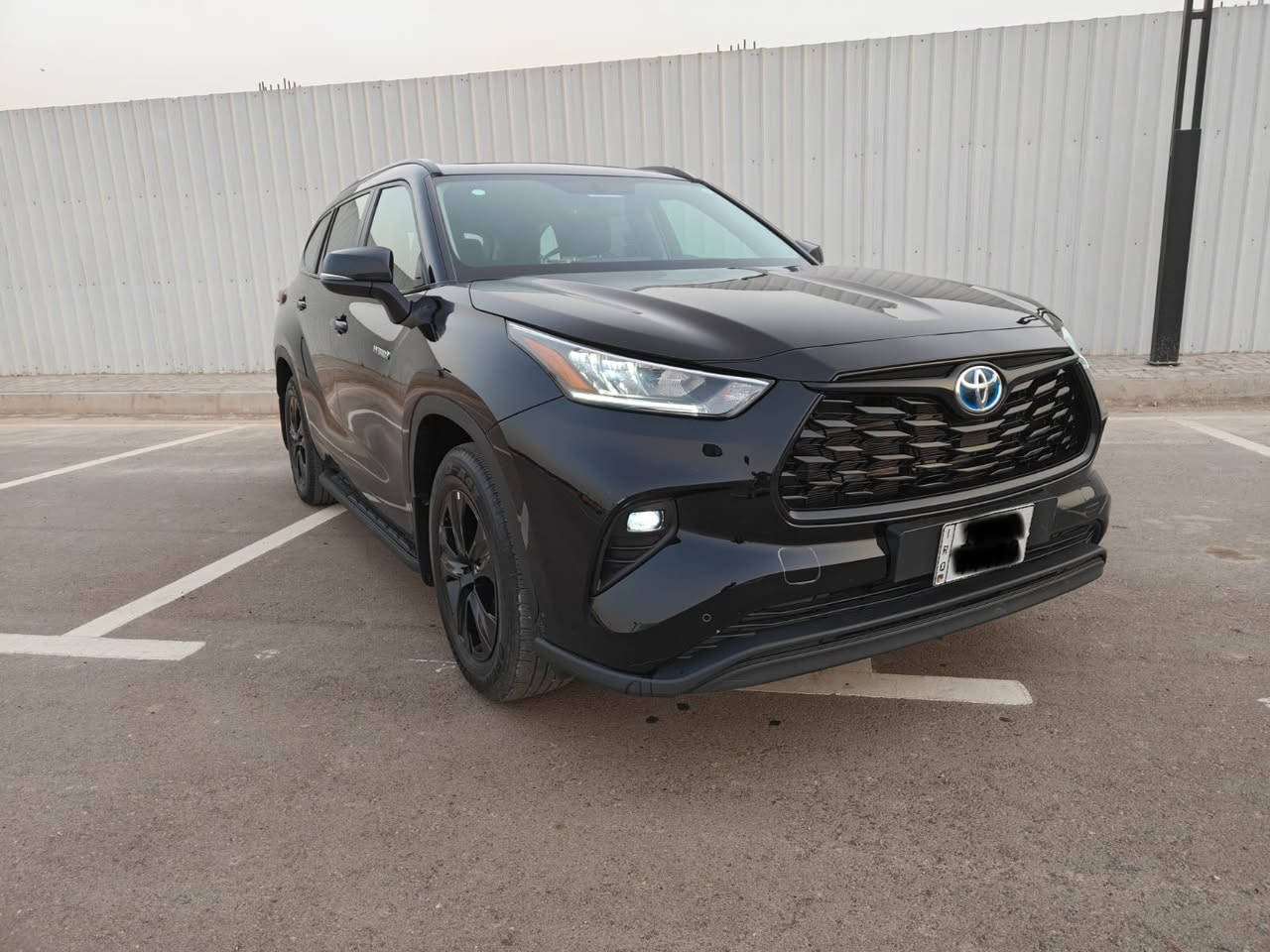 تحيه طيبه 
هايلندر 2024 
هايبرد خليجي ساز 
ضمان ساري المفعول 
رقم بغداد 
فئه البلاك اديشن 
مكفوله من جميع النواحي 
وعليه تغليف بي بي  اف p.p.f درجه اولى 
ماشيه 24 الف كم فقط 
المواصفات 
- بصمه
- سبعه راكب 
- تبريد مركزي 
- فتحه 
- شاحن لاسلكي
- دفع رباعي AWD 
- نظام ايفي مود 
- تعلاكه ملابس مزوده بشاحن لاسلكي  وشاحن وايلس خلفي مطعمه باناره جي بي ار 
- جلد مطعم 
- شاشه كامرا 
- حساسات محيطيه 
- رادار امامي 
الخ من المواصفات الستاندر 
السياره بيه  سيرفس كامل قبل ايام 
فلاتر وشوت  تبريد وبطاريه ومحرك 
وتغير زيت المحرك 
كله بالشركه 
السعر 33500 $
للاتصال ***********
