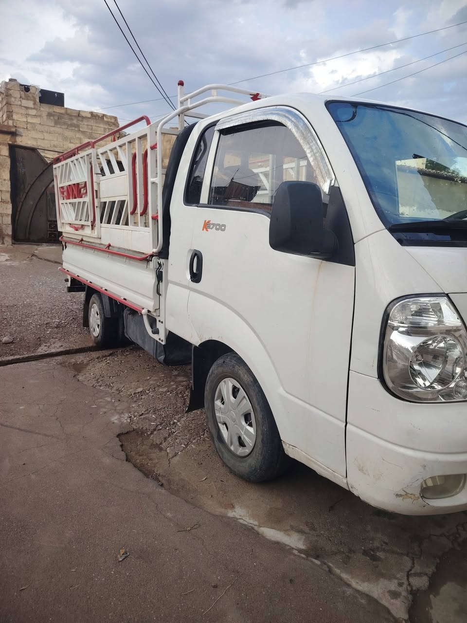 السلام عليكم عندي كيا 700 للبيع شرط انطيك الشاصي والمحرك والجير والاكسنت قطعه صبغ ما بي وضع شركه السعر دفتر 15 رقم الهاتف *********** عنوان الجراج الشمال وشر تحويل
