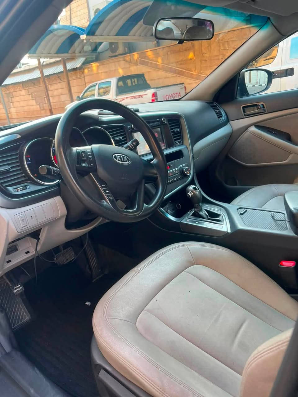 سلام عليكم
K5 2014 بانزين بانزين 

ادوات ادوات كصه جنطه 

 سياره كفاله كير ✅

مكينه ✅ 

حداديه ✅

تبريد ثلج ✅

دواخل جلد 

سياره جاهزه. اي نقص مابيه 

رقم نكليزي. وسنويه شغل مضبوط ع شاصي 

بدي نضيف. مالته واحلى من الصور 

السعر 53 

 الرقم ***********
