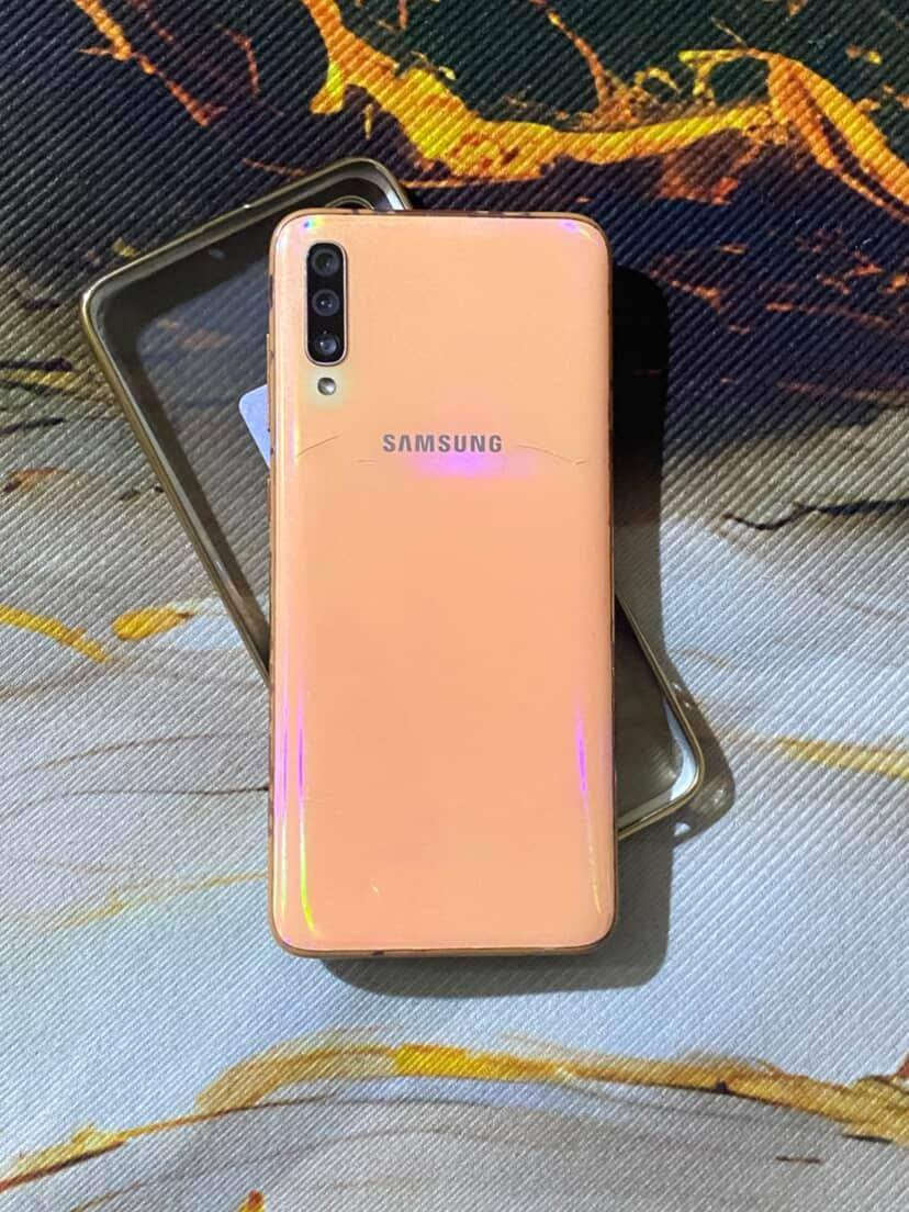 سلام عليكم 
Galaxy A70 جهاز مبدل بس لمس شرط شاشه بلادي تفحص يلا تاخذ ولباقي شرط كله بلادي كامرات فول دبل سيمكار بطاريه 5000 ذاكره 128 رام 6 السعر 90 وبي مجال شراي يتصل ***********
