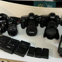 موجود 3 كاميرات للبيع كانون 5d مارك4  وكانون 5d مارك2 ونيكون 5100 الكا...