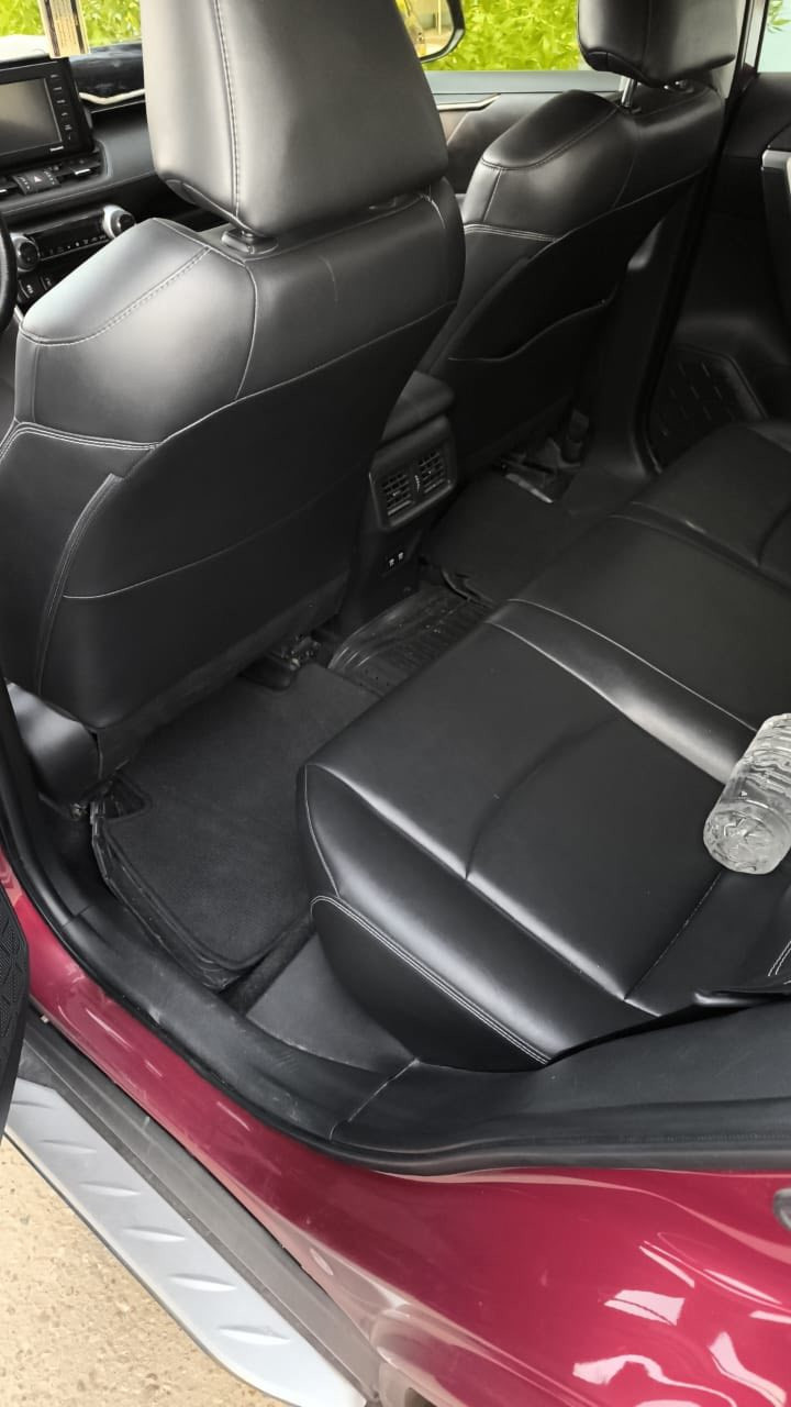 السلام عليكم
راف فور 2021 حادثها دعامية اماميه ولايتات بدون صبغ وبدون ايرباك بيها مكان بارد بل باب الخلفي 
ماشيه ٧٠ مايل مواصفات بلاك بصمه شاشه كامره سلايت جنطه شفط ويل كروم ١٩ وبقيه المواصفات معروفه
مكانها بغداد الكرخ
سعرها ٢١٠ وبيها مجال
***********
