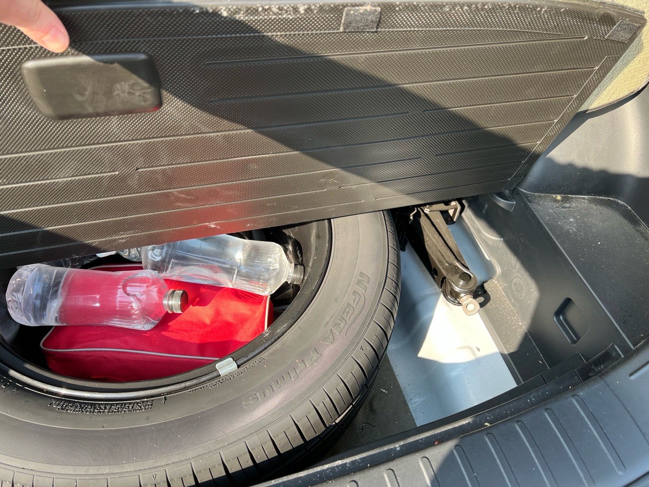 توسان موديل 2024 خليجي كفالة عامة من الصبغ والبارد والتبديل عدا شخط بالدعامية الامامية مأشر بالصورة مواصفات شاشة وتحكمات دشبول ديجيتال بصمة وتشغيل عن بعد والبصمة الثانية موجودة محرك 2000 دوش شاحن وايرلس  مري قابله للطي اشارة بالمري انارة ترحيب  حساس امامي خلفي بردات خلفية كشنات الامامية كهرباء تبريد قطعتين  السيارة ماشية 21 الف كيلو مابيهه اي نقص السعر 22500 دولار 225 ورقة بيهه مجال بسيط مكانهه بغداد 
للاستفسار ***********