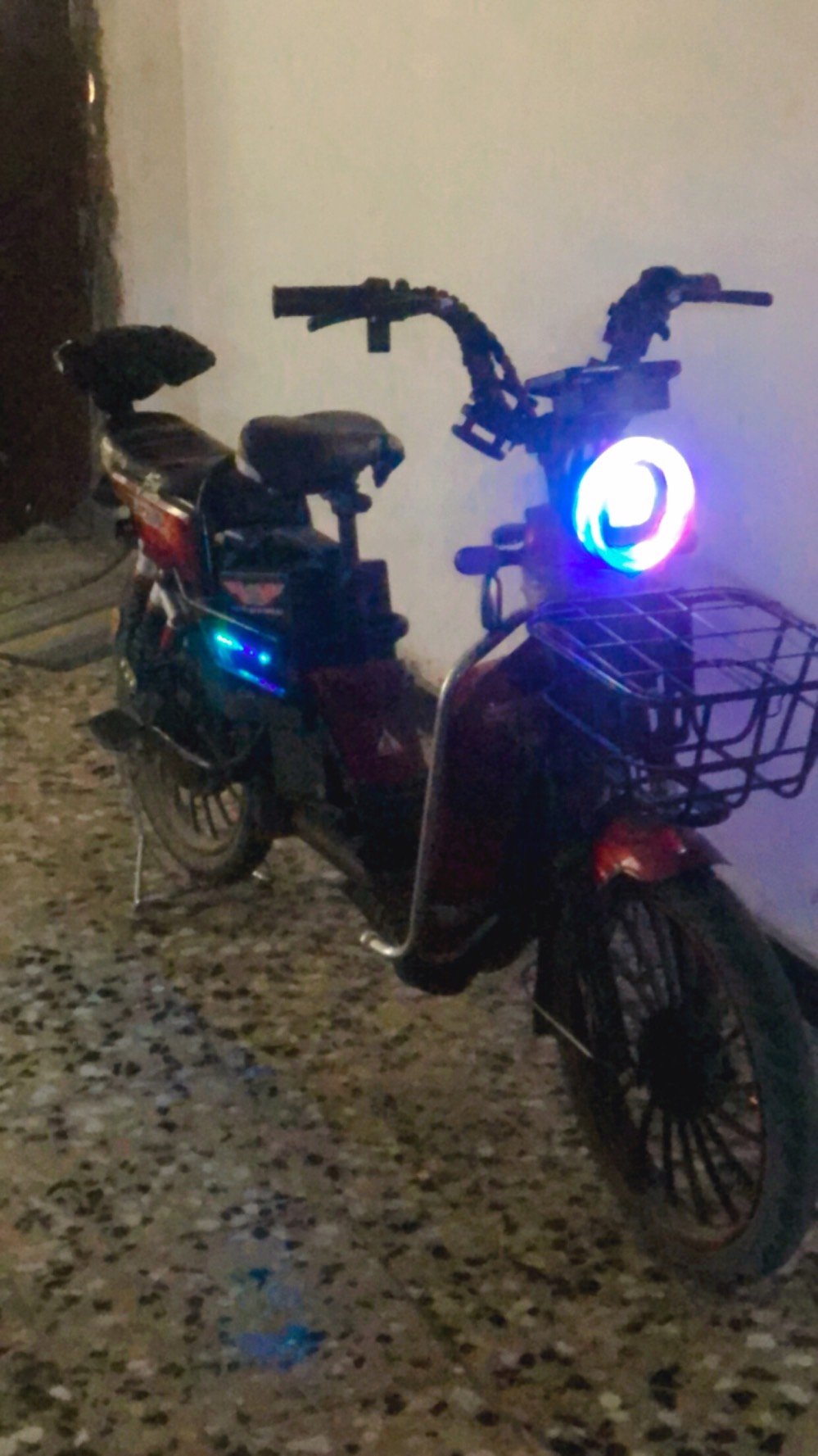 دراجة سكوتر كهربائية بحالة ممتازة، مزودة بإضاءات ملونة تضيف منظر جمالي ليلًا. تحتوي على سلة أمامية للحمل وكرسيين مريحين. مناسبة للاستخدام اليومي والتنقل داخل المدينة بسهولة واقتصادية باستخدام الطاقة الكهربائية.