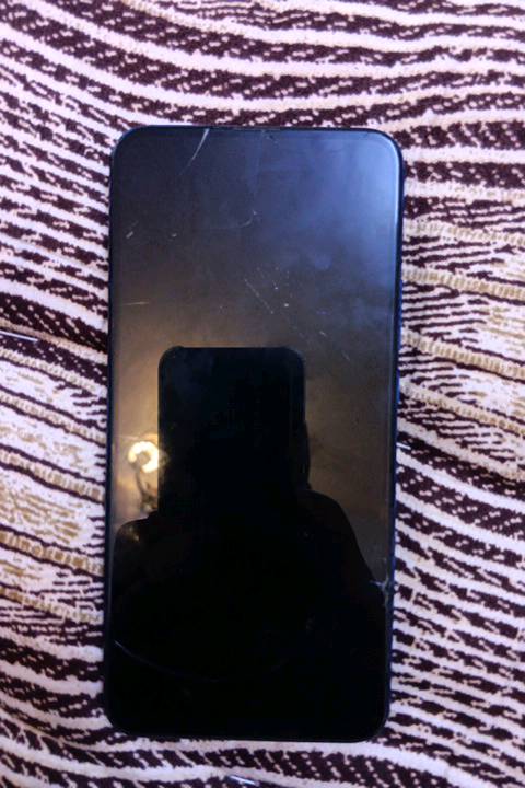 المكان الدورة شارع 60 قرب اسواق النورس 
الموبايل كلش حلو وميشكل 30 فريم وتصويره حلو والشحن يطول ما  يقارب 10 ساعات اذا بس تتصفح واي تقطيع ماكو بس البورد مضروب
