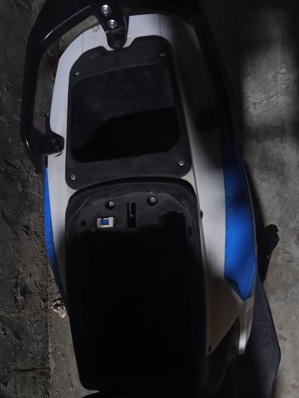 السلام عليكم 

دراجه سكنس شحن للبيع 

ملف 2000

بطاريات عدد 6 

32 امبير 

مساحه تخزين كبيره 

بيها رجوع للخلف R

تحديد اعطال 

بريكات هيدروليك

لافتات زنون عالي وناصي 

اشاير يمنه ويسره 

ثلاث سرع 

سرعه 70 حقيقي 

الرقم *********** بي واتساب 

السعر 750 وبيها مجال الطيبين 

بيع مستعجل جدا
