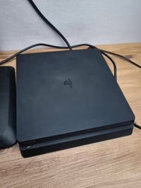 بلي فور سلم نص تيره ملحقاته جوستك 1 اصلي وقرص gta الجهاز نضيف وغير مفت...