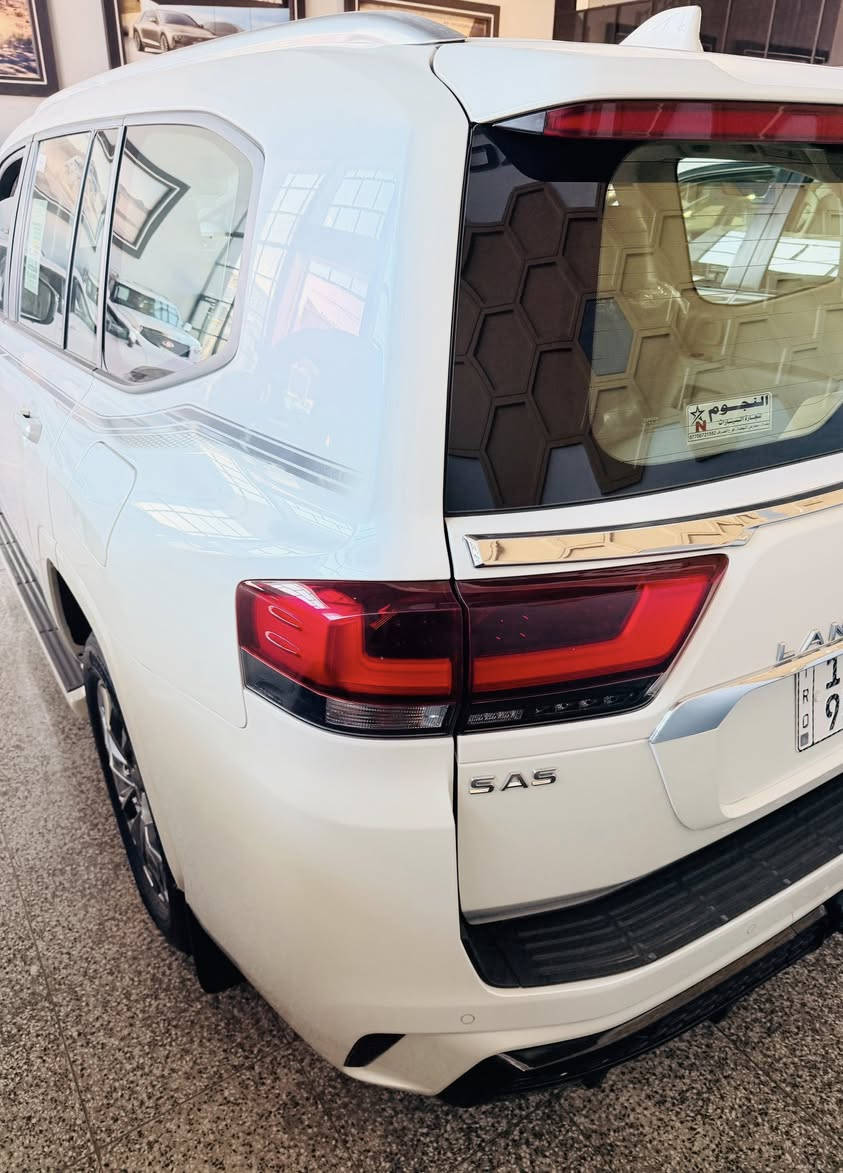 السلام عليكم للبيع لاندكروز 2025 ساز  limeted S ام النشره البلادية وكالة SAS اصلي لمتد باب اول شاشات اصلية زيرو ماشية 500 كيلو مكفولة كفاله عامة مغلفة ppf  السعر 815 ورقة او 120 مليون مرقم بغداد باسمي 
للاستفسار ((***********)) مكاني بغداد.
