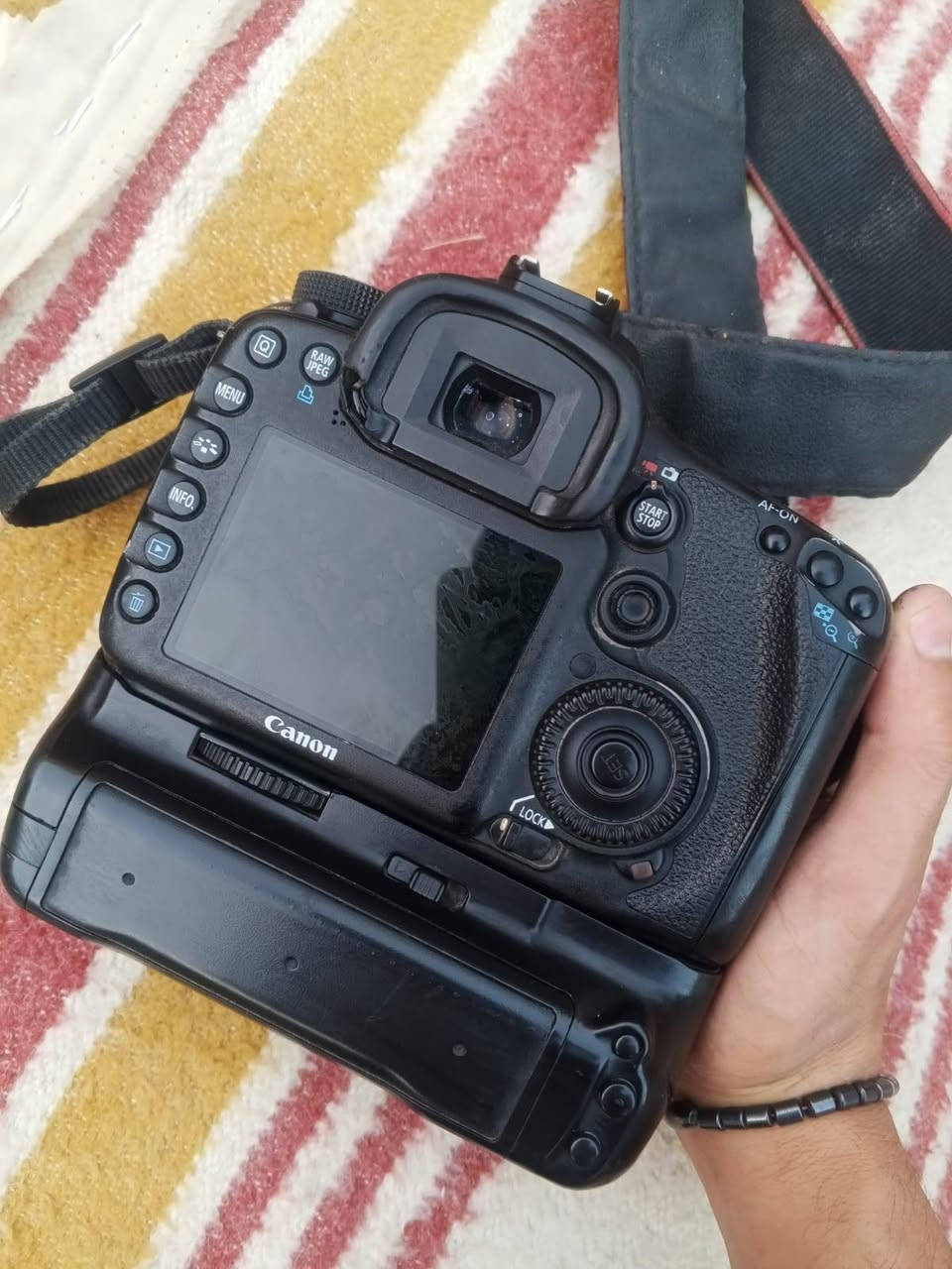 كاميرا كانون 7D
عدسه 18-55mm
زوم 300-70
دبل بطاريه 
ملحقات -شاحنه+ كيبل نقل +حزام كتف + جنطة
مستخدمه فقط بالزياره الاربعينيه للتواصل  
***********
