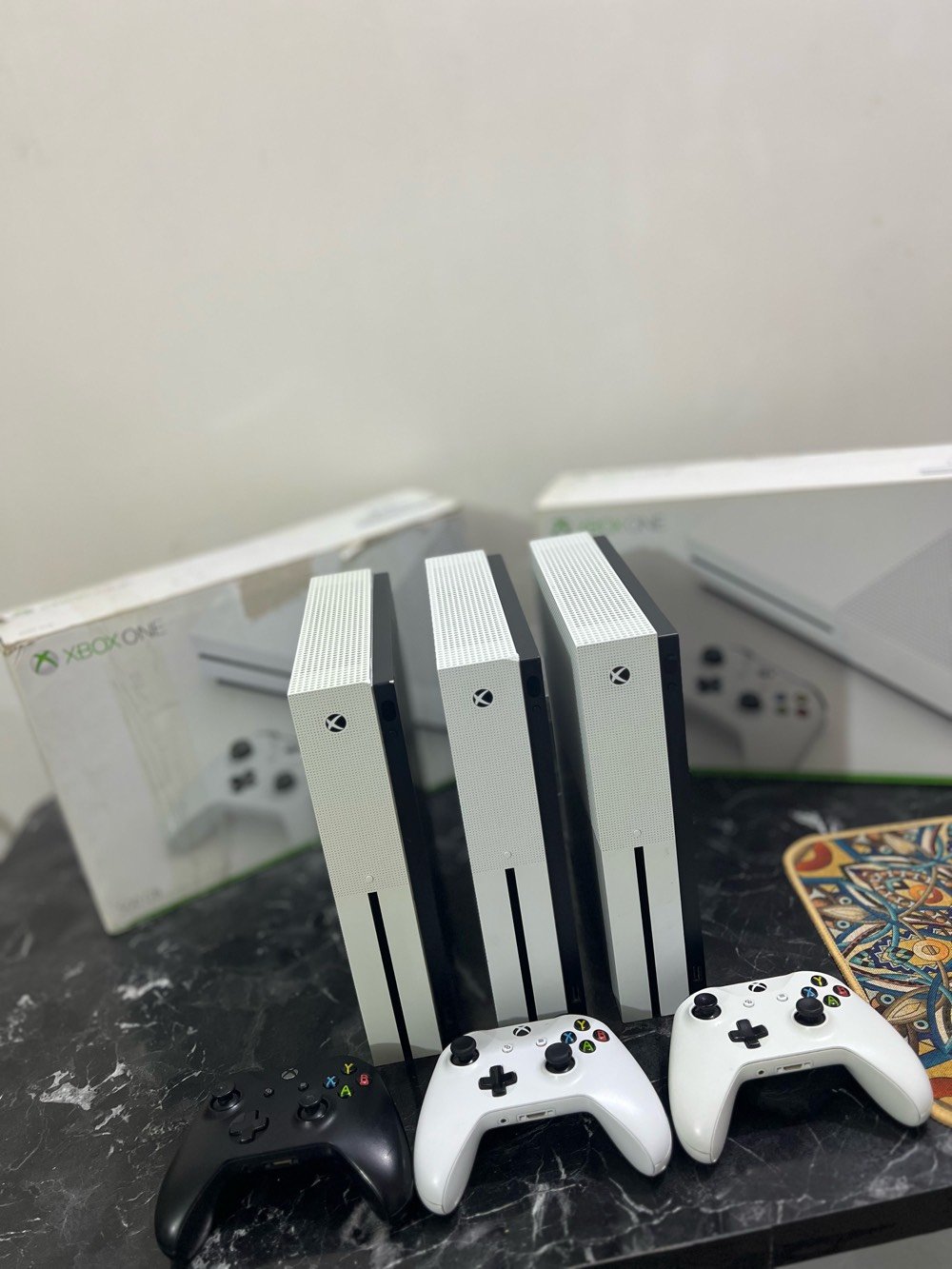 للبيع: 3 أجهزة Xbox One S بحالة ممتازة وكاملة 

الملحقات وشرط النضافه ولوك ستيكر الجهزه 

:
 جهازين: سعة 1 تيرابايت (1TB). 

 جهاز واحد: سعة 500 غيغابايت (نص تيره).

 الأجهزة كاملة مع كافة ملحقاتها الأصلية وجاهزة للتشغيل. 

سعر جهاز التيره 175الف

سعر النص تيره 165الف

📥 للمراسلة ومعرفة بقية تفاصيل الأجهزة (الصور والنظافة): يرجى التواصل على الخاص.

📍 العنوان: بغداد - الدورة

📞 للتواصل والاستفسار (واتساب شغال): 

***********