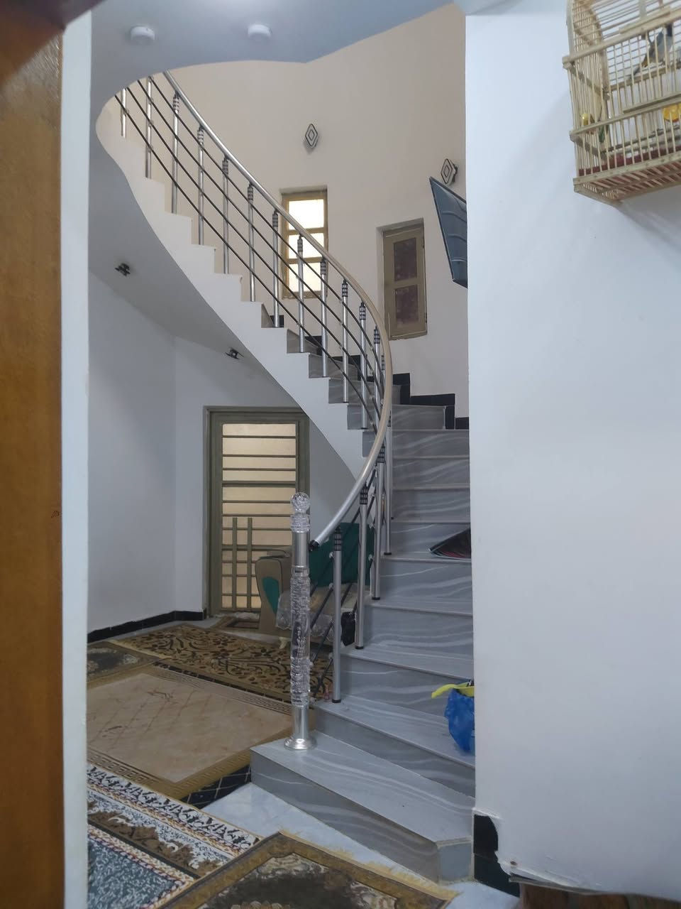 200متر اسهم  مداور بلطابو بيت بظهر حي السكن الاول  بظهرا لمدرسه حي المختار تقاطع الجسرالجديد مال حي الامير
طابق غرفتين صاله مطبخ استقبال. مدخل لوح مطبخ لوح حمام داخلي وخارجيات لوح لفوك صاله كامله وحمام ممسكوف وغرفتين لنص. للاتصال ***********
