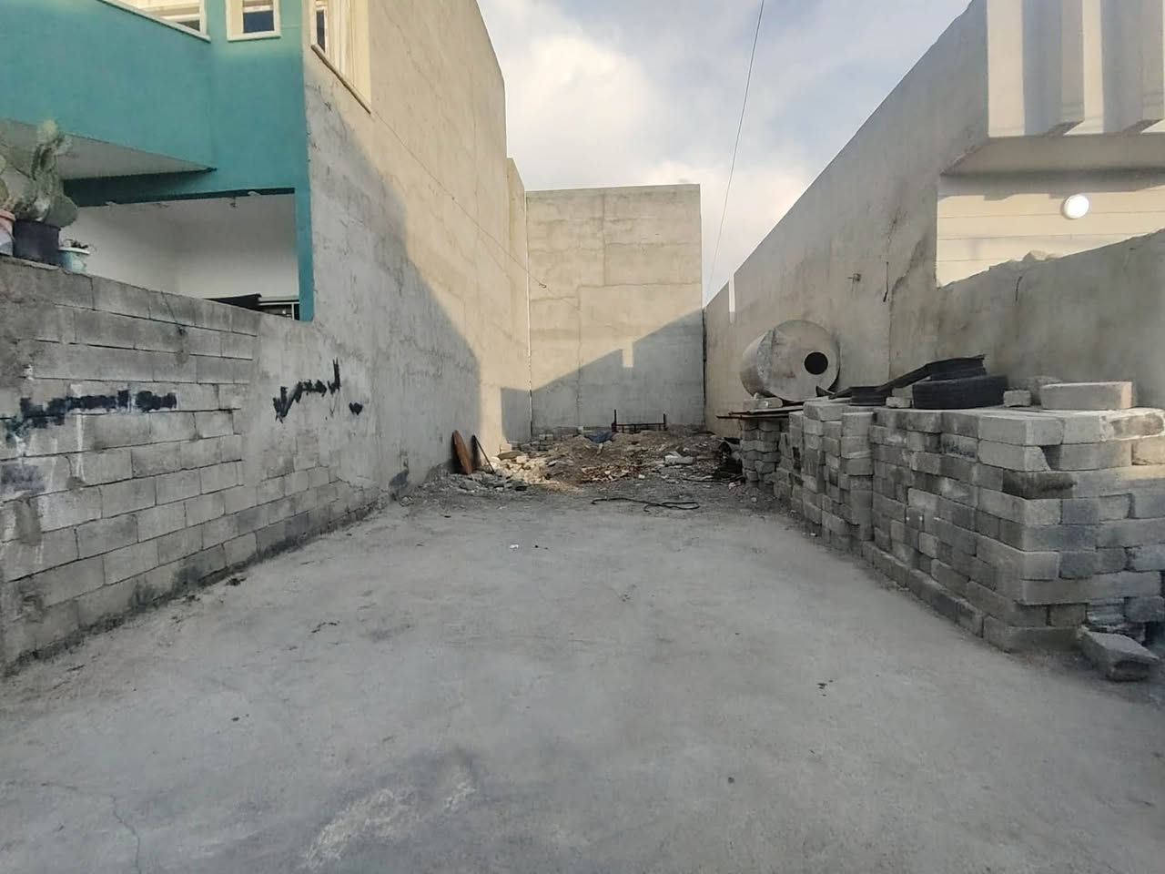 دار للبيع مساحه 110 غرفه وستقبال ومشتملات طابق الثاني 3 غرف ومشتملات  معا قطعه أرض للبيع مساحه 110 واجه 6وربع عمق 18متر رشيديه قطاع السادس قرب جامع المحسنين وصل بلديه 
رقم   ***********
