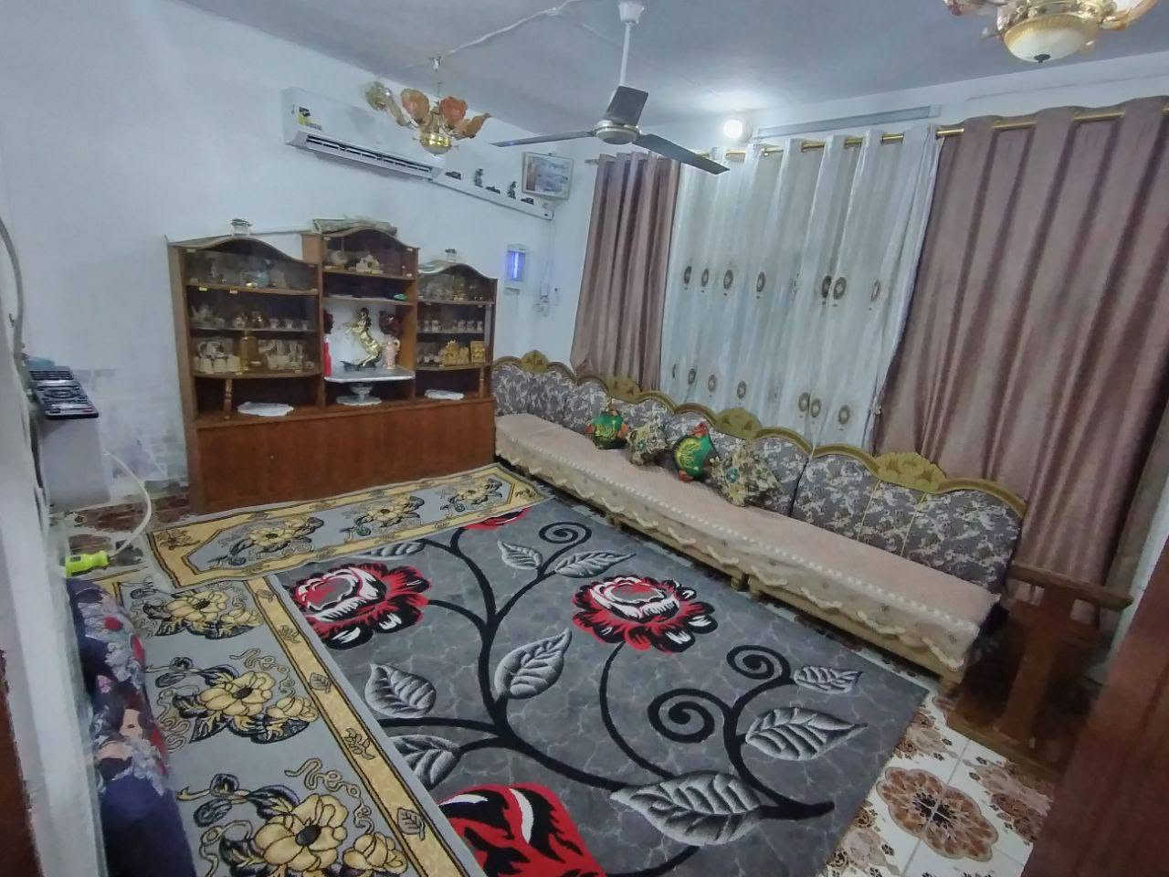 مشتمل حي الحكيم شارع عميد جادر ١٠٠م مربع طابقين ثلاث غرف نوم السعر ٤٠ للاتصال ***********
