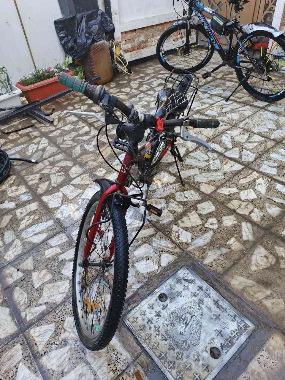 السلام عليكم
بايسكل جبلي مستخدم حجم 24 بايسكل شغال ومتروك قليل البايسكل بي كسر بسيط بلصينيه مثل ما موضح بصوره 
وشخوط ايضا قليله 

السعر: 50 وبي مجال

الموقع: بغداد-شهداء البياع

رقم الهاتف: *********** يوجد واتساب

ملاحظه/لا يوجد توصيل
