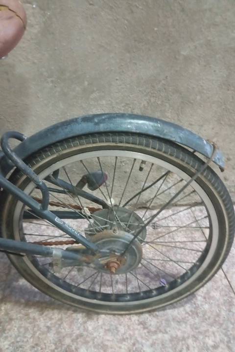 باسكل قابل للطوي للبيع، مثالي للتنقل في المناطق الحضرية بشكل عملي وسريع. الباسكل مستعمل وبحاجة إلى بعض الصيانة في المقعد والإطارات. التصميم المدمج والمحمول يجعله خيار مثالي للمسافات القريبة أو الاستخدام الشخصي.