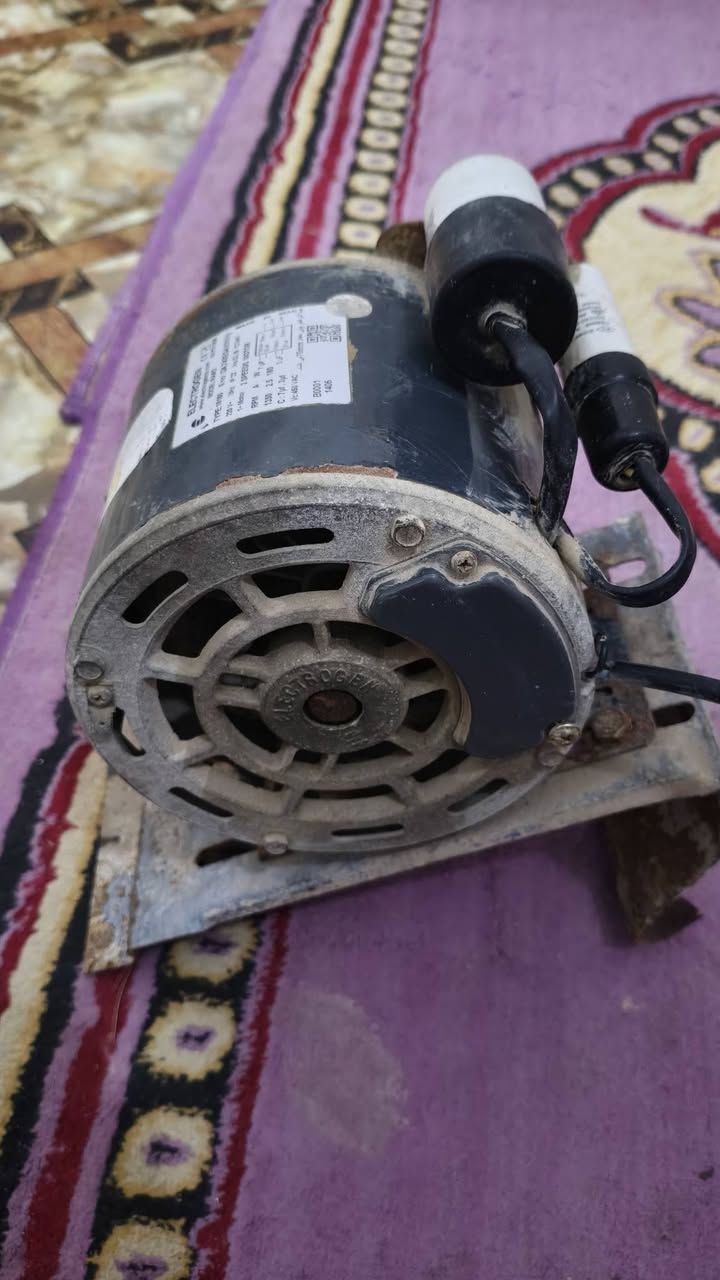 السلام عليكم ماطور مبرده نظيف لبيع او مراوس بمروحه سقفيه نظيفه ماداخله تصليح ***********
